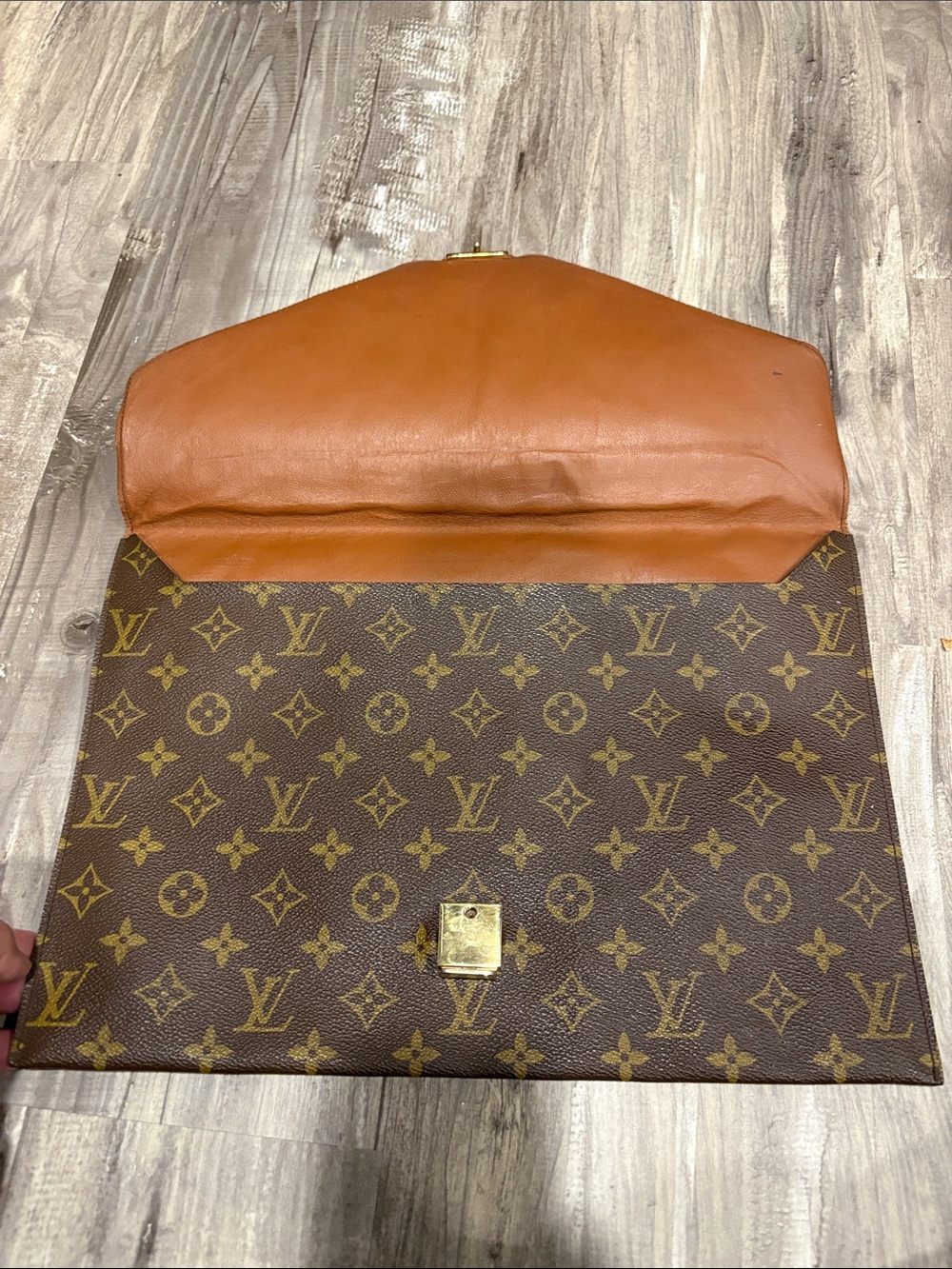 ❌SOLD❌ Louis Vuitton Monogram Envelope Document Holder in Brown and Gold - Picture 4 of 14